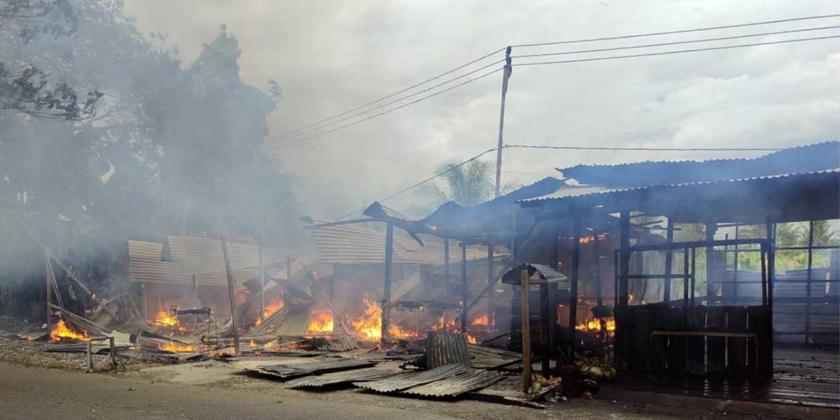tiga-unit-kios-di-jalan-poros-pomako-hangus-dilalap-si-jago-merah